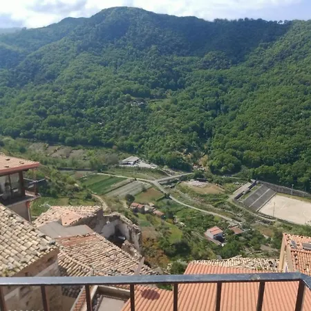 A Taverna Intru U Vicu לינה וארוחת בוקר בלמונטה קלברו