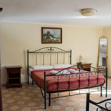 A Taverna Intru U Vicu Oda ve Kahvaltı Belmonte Calabro