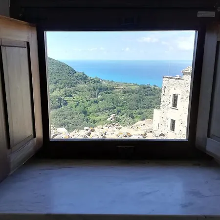 A Taverna Intru U Vicu Oda ve Kahvaltı Belmonte Calabro