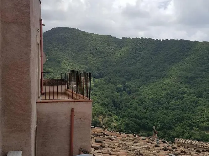 Alojamento de Acomodação e Pequeno-almoço A Taverna Intru U Vicu 4*